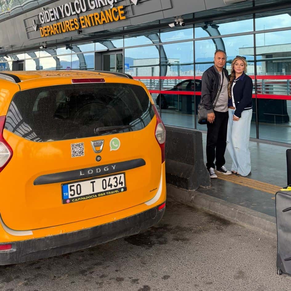 Couple using private taxi transfer service from Kayseri Airport to Uçhisar Cappadocia with VIP vehicle transportation